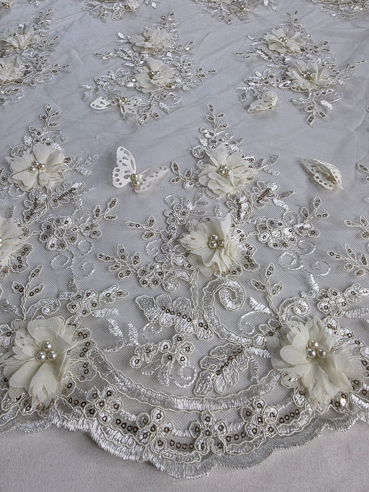 Tul Bordado Con Perlas, Lentejuelas, Mariposas y Flores 3D - HH275