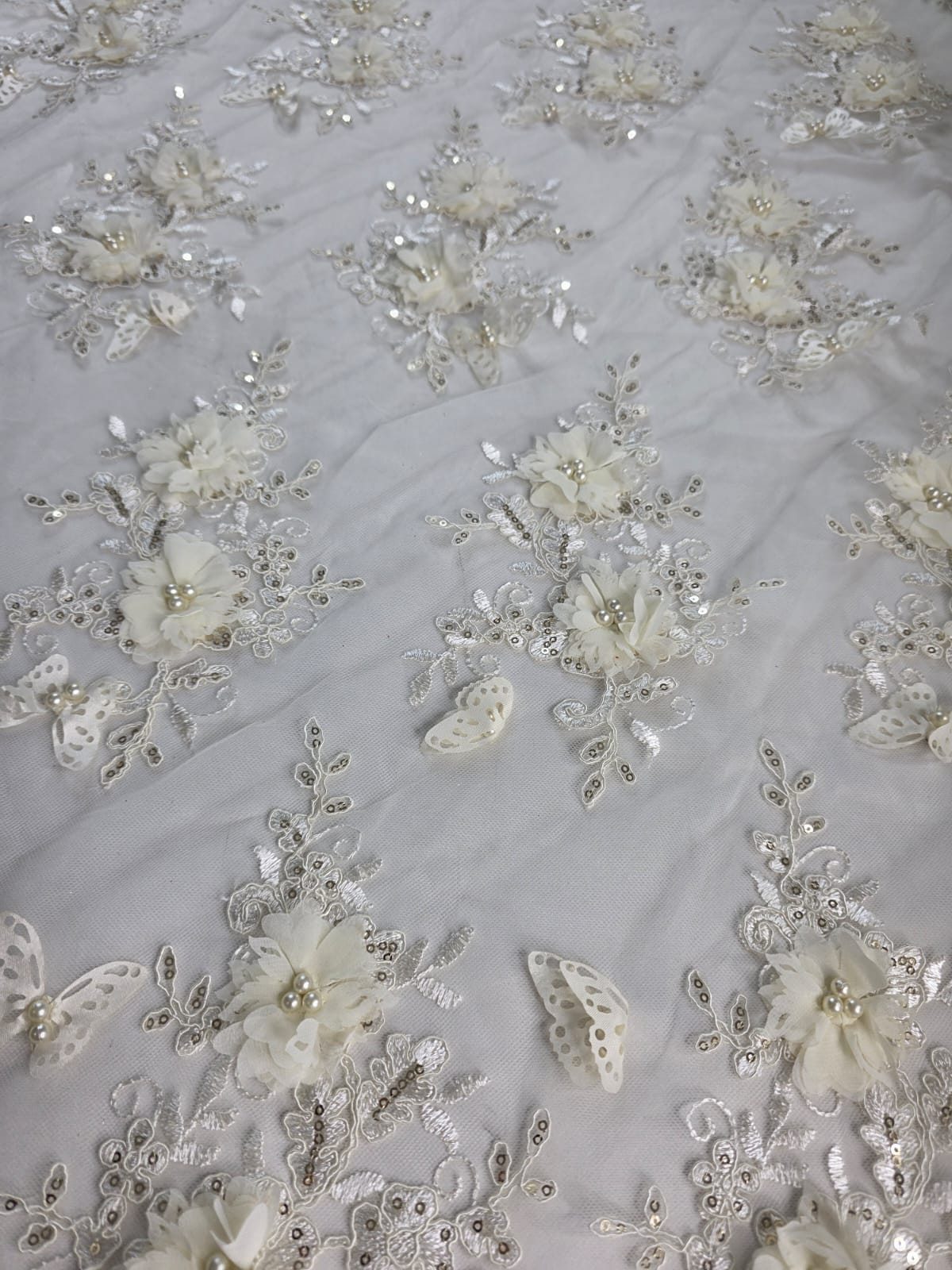 Tul Bordado Con Perlas, Lentejuelas, Mariposas y Flores 3D - HH275