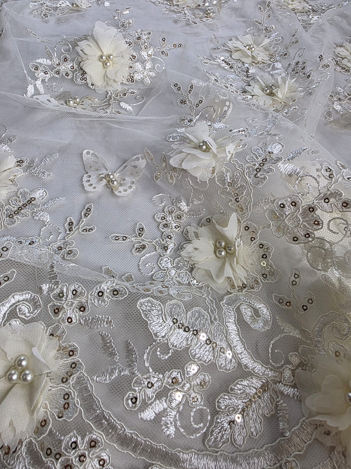 Tul Bordado Con Perlas, Lentejuelas, Mariposas y Flores 3D - HH275