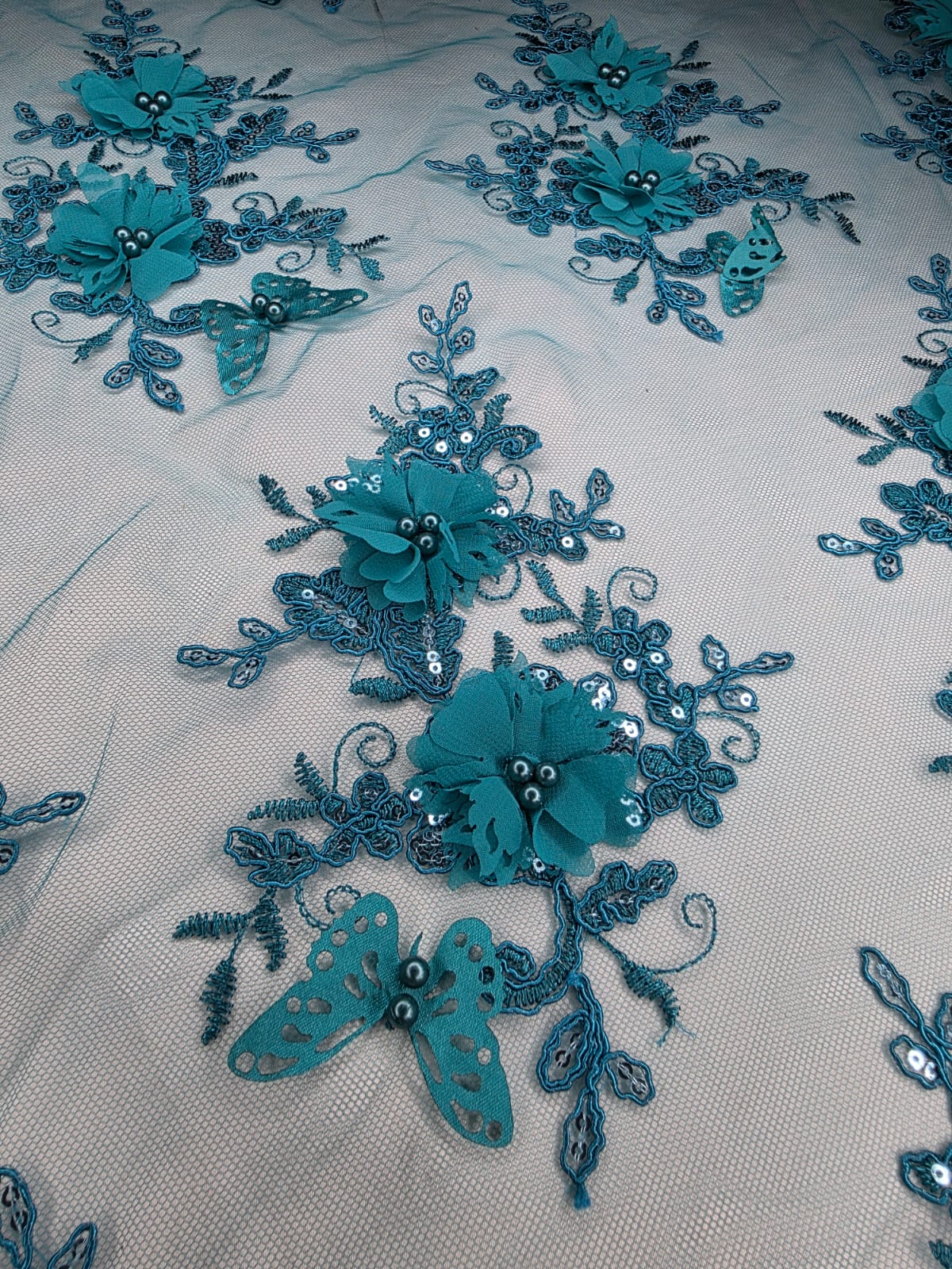 Tul Bordado Con Perlas, Lentejuelas, Mariposas y Flores 3D - HH275
