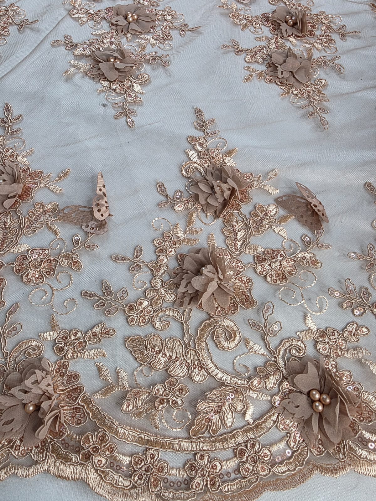 Tul Bordado Con Perlas, Lentejuelas, Mariposas y Flores 3D - HH275