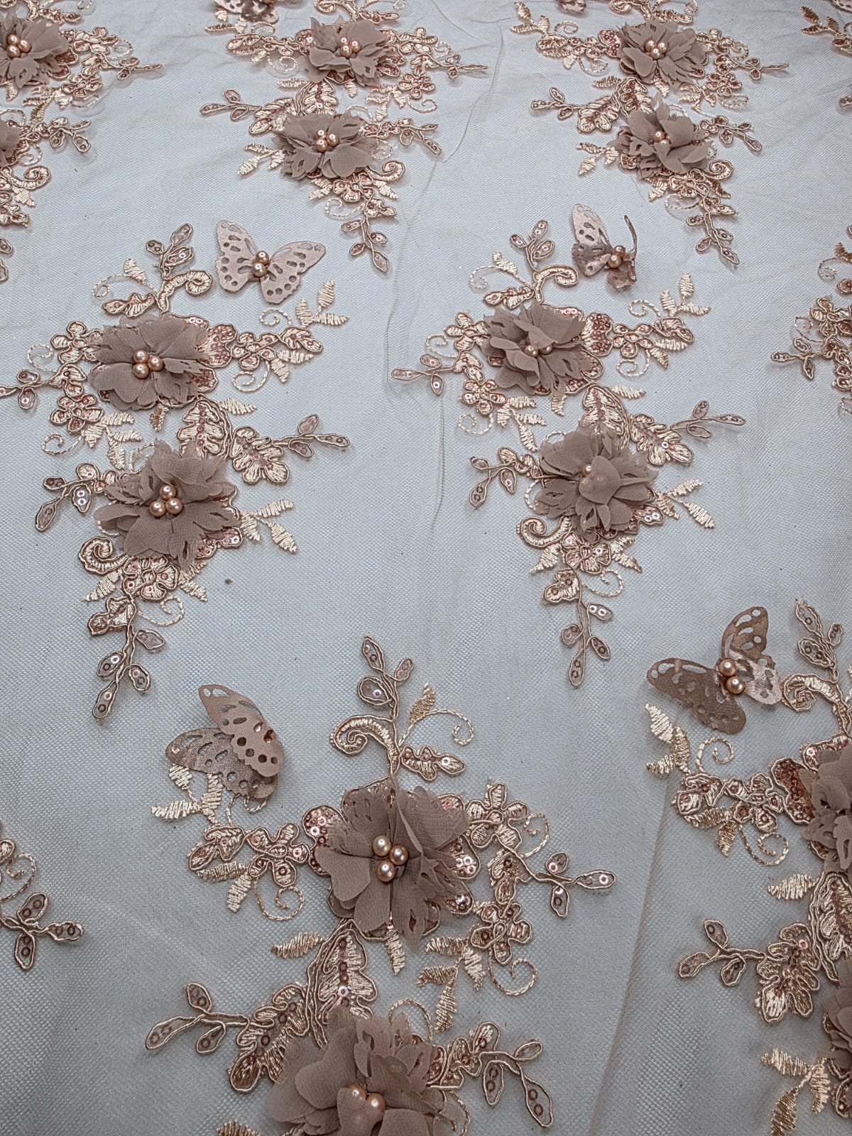 Tul Bordado Con Perlas, Lentejuelas, Mariposas y Flores 3D - HH275
