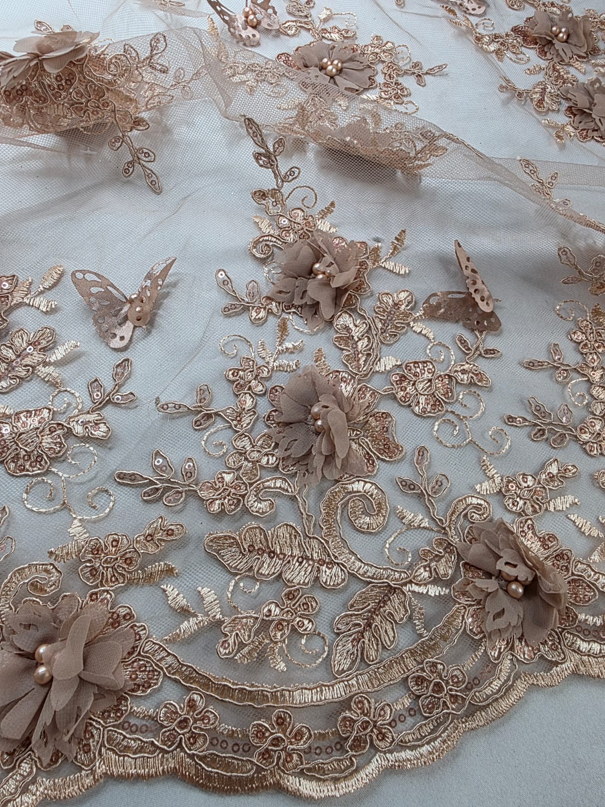 Tul Bordado Con Perlas, Lentejuelas, Mariposas y Flores 3D - HH275