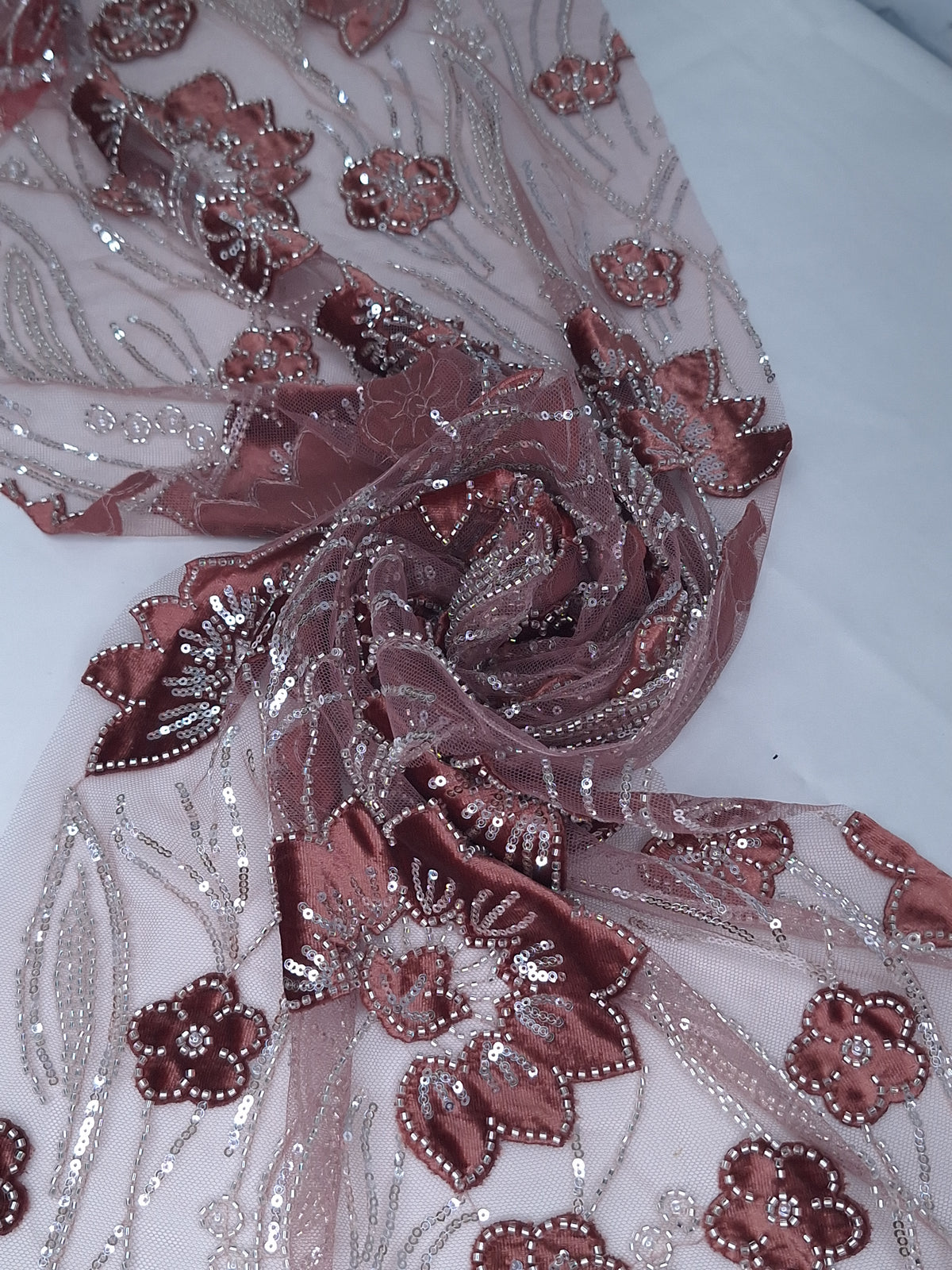 Tul Bordado Con Rstampado Floral Aplicaciones de Chaquira Y Lentejuela Color Ladrillo- HH236 ideal para vestidos de noche y de XV años