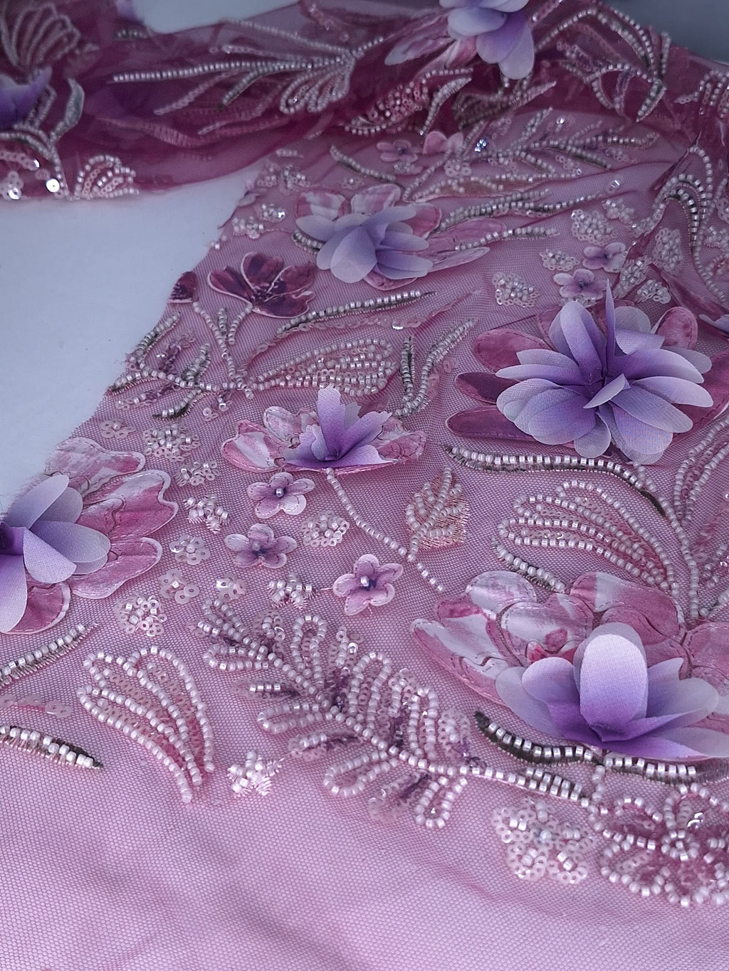 Tul bordado color morado uva H150 ideal para vestidos de noche de boda y de XV años