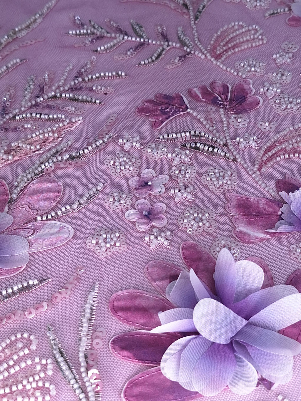 Tul bordado color morado uva H150 ideal para vestidos de noche de boda y de XV años