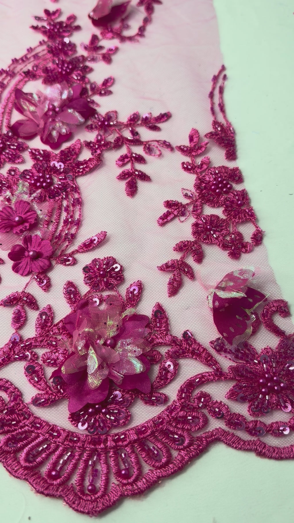 Tul bordado con lentejuela, canutillo y flor y mariposa 3d en tornasol hh237