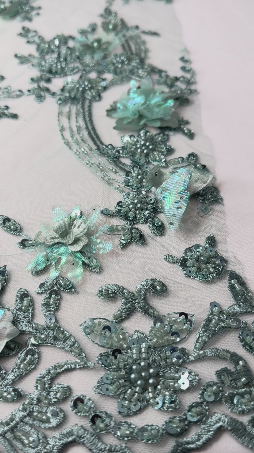 Tul bordado con lentejuela, canutillo y flor y mariposa 3d en tornasol hh237