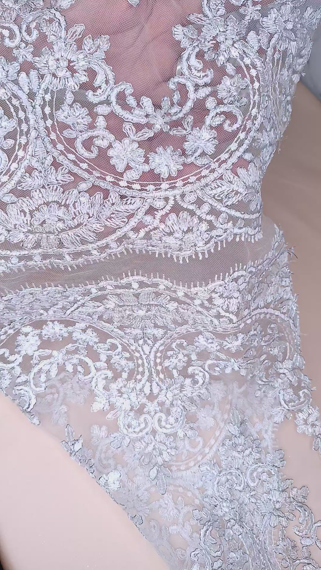 Tul bordado color blanco plata H130, ideal para vestidos de noche de boda y de XV años