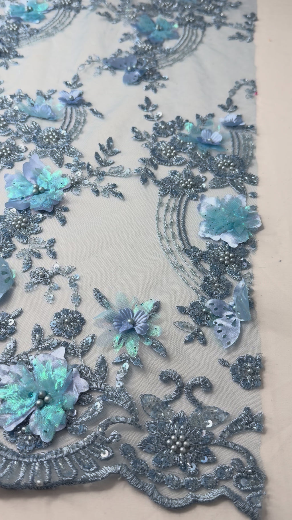 Tul bordado con lentejuela, canutillo y flor y mariposa 3d en tornasol hh237