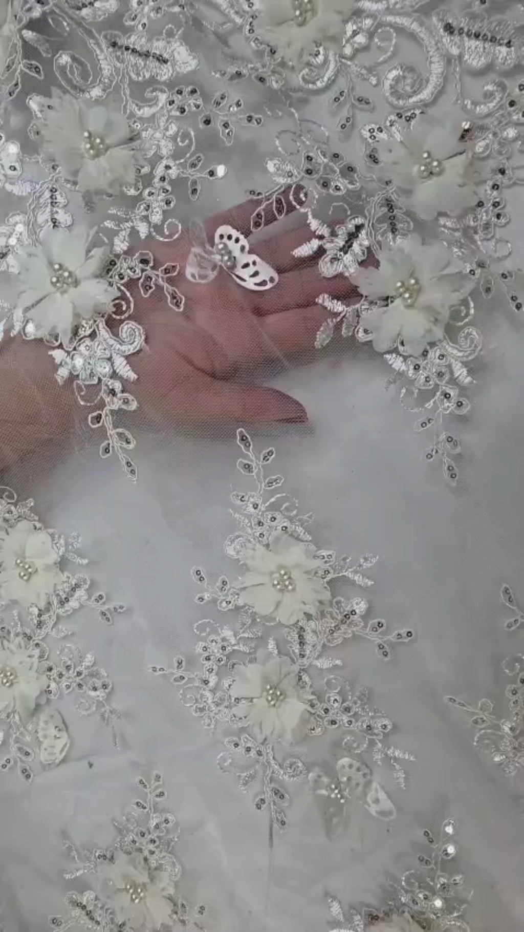 Tul Bordado Con Perlas, Lentejuelas, Mariposas y Flores 3D - HH275