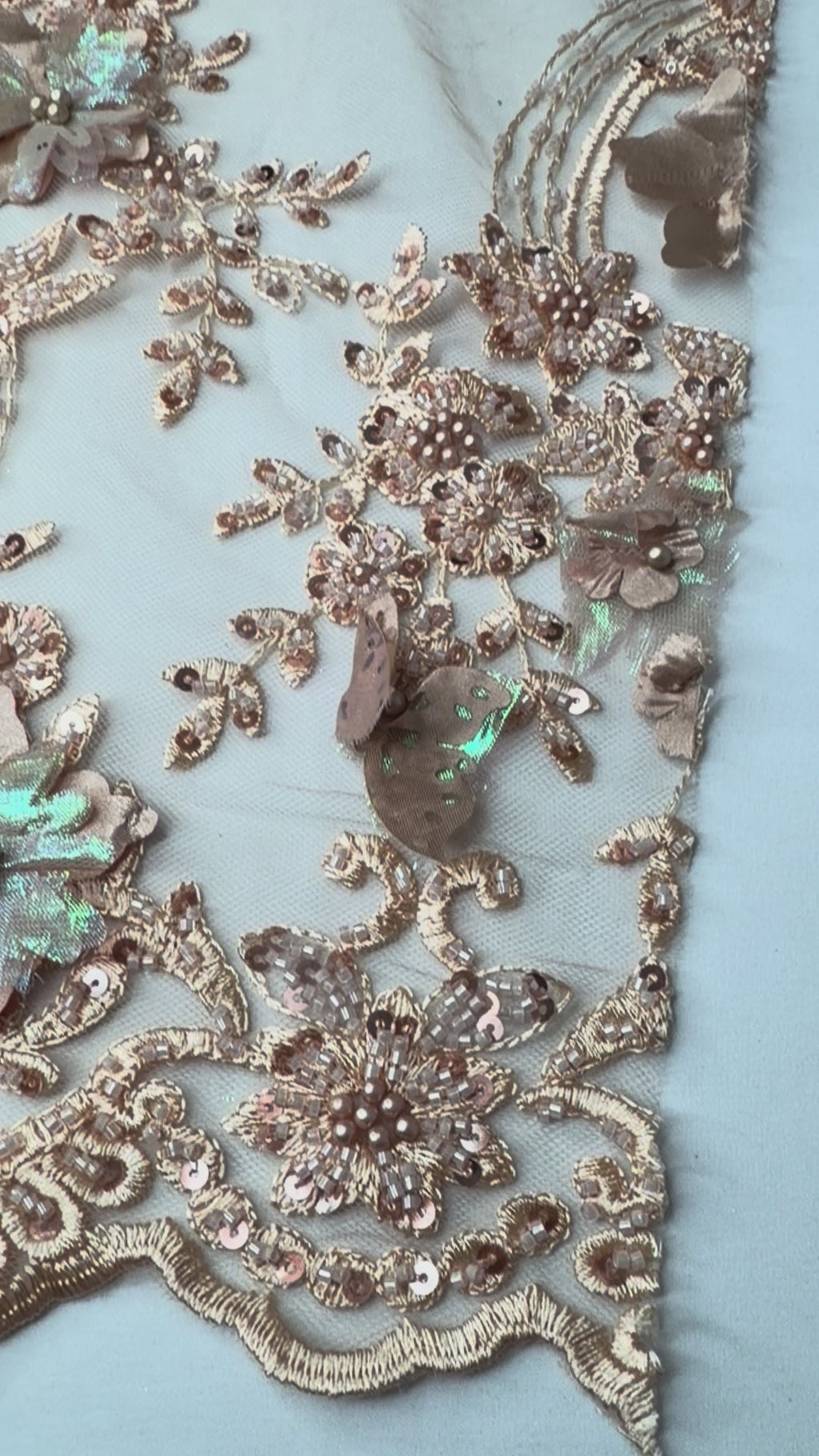 Tul bordado con lentejuela, canutillo y flor y mariposa 3d en tornasol hh237