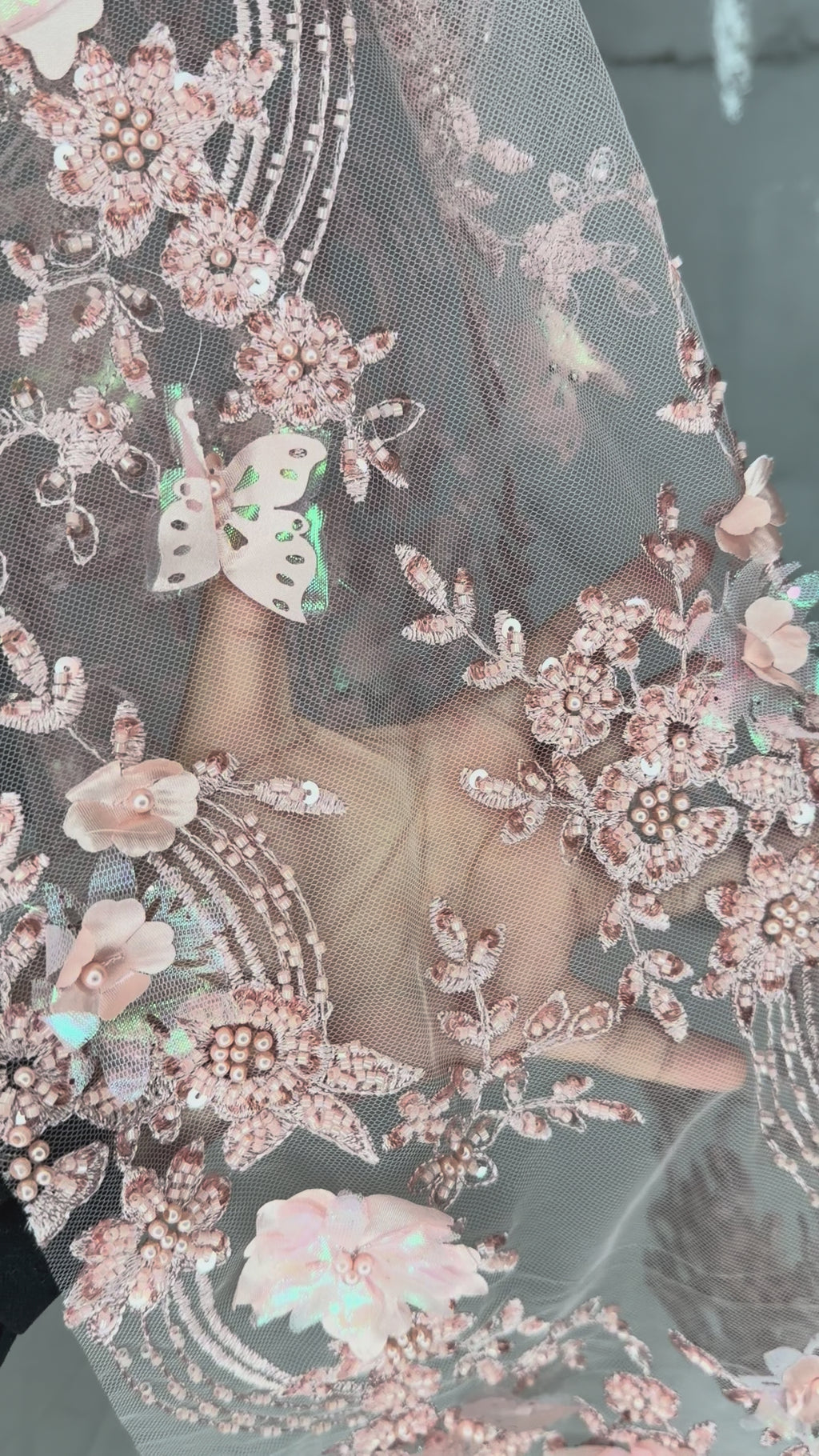 Tul bordado con lentejuela, canutillo y flor y mariposa 3d en tornasol hh237
