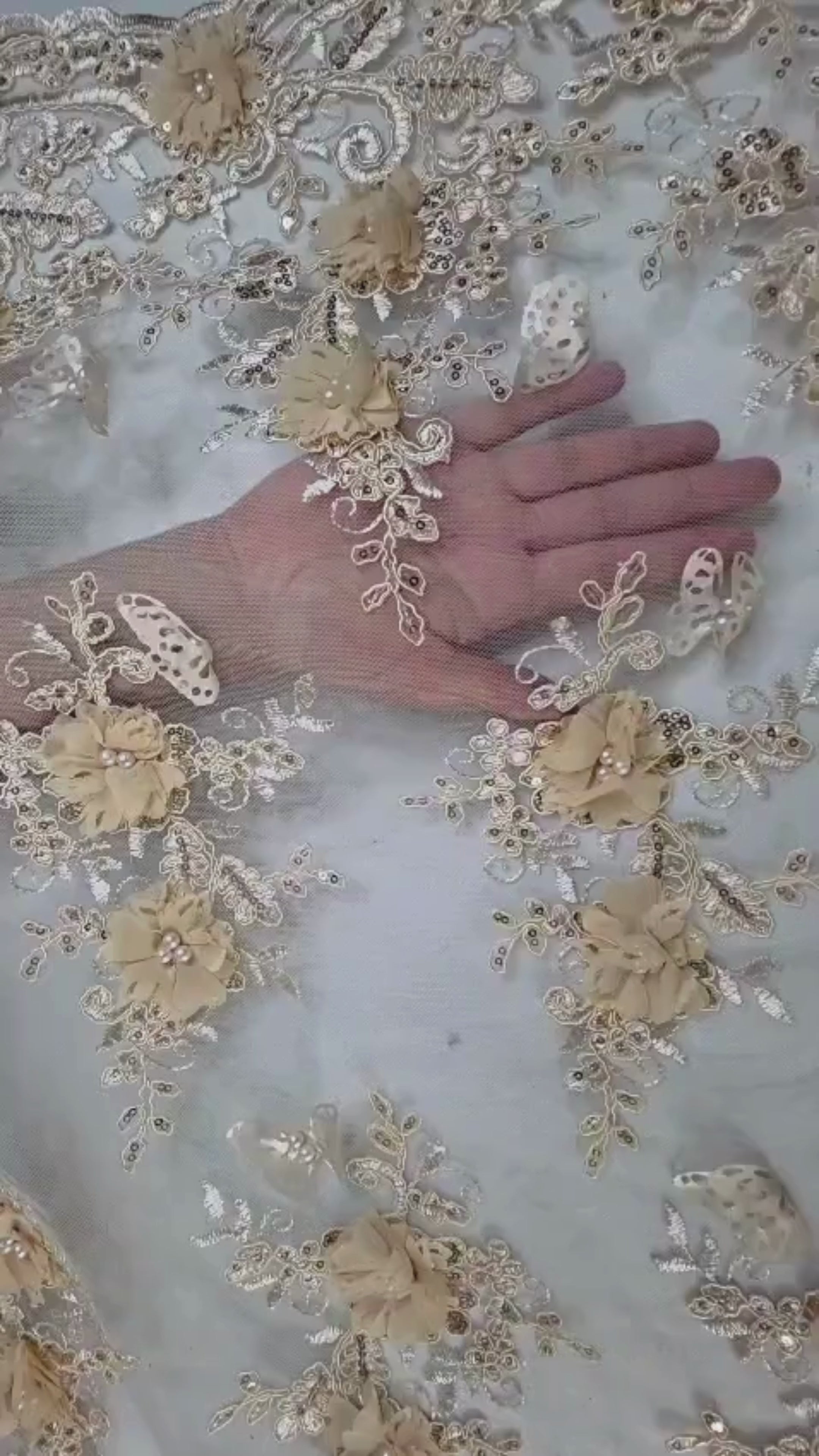 Tul Bordado Con Perlas, Lentejuelas, Mariposas y Flores 3D - HH275
