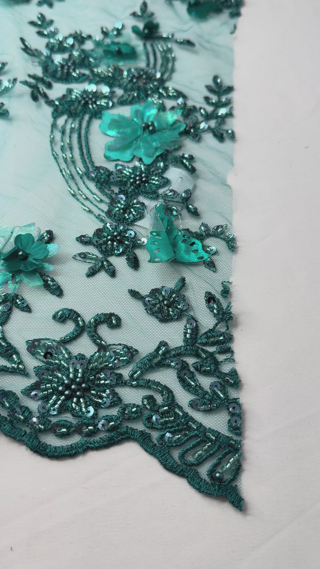 Tul bordado con lentejuela, canutillo y flor y mariposa 3d en tornasol hh237